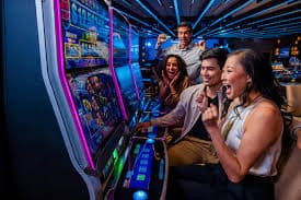 Ilustrasi pengguna mobile mengakses bonus cashback u17 untuk hiburan sports dan casino